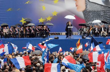 Francia, París. Marine Le Pen líder del FN pronuncia un discurso delante de un cartel que representa a Juana de Arco junto con la frase "No a Bruselas , sí a Francia"durante una manifestación el 1 de mayo de 2014. AFP PHOTO / Pierre Andrieu.