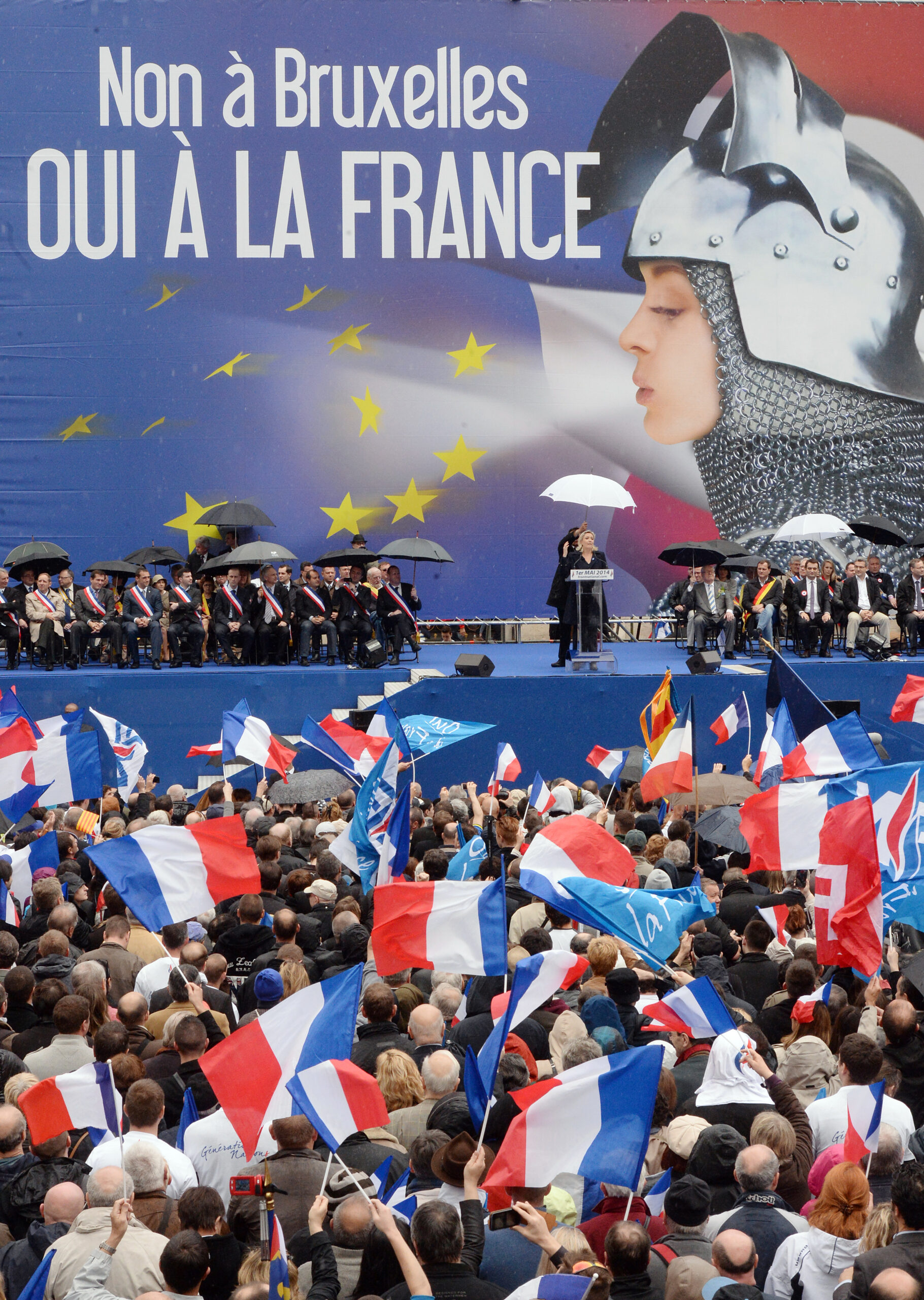 Francia, París. Marine Le Pen líder del FN pronuncia un discurso delante de un cartel que representa a Juana de Arco junto con la frase "No a Bruselas , sí a Francia"durante una manifestación el 1 de mayo de 2014. AFP PHOTO / Pierre Andrieu.