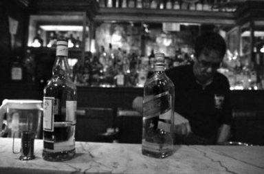 Almacén y bar de Pocitos. (Archivo, abril de 2011). Foto: Javier Calvelo. La diaria.