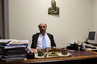 Pablo Mieres en su despacho de la sede del Partido Independiente. Foto: Guillermo Rodríguez.