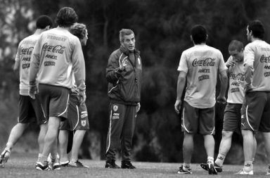 Óscar Tabárez, durante un entrenamiento de la selección mayor en el complejo de la Asociación Uruguaya de Fútbol (AUF). (archivo, mayo de 2010) Foto: Javier Calvelo. La diaria.