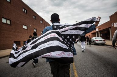 Los manifestantes marchan por las calles de Baltimore en apoyo del anuncio del fiscal del estado de Maryland Marilyn Mosby, de que se presentarán cargos contra los agentes de policía por la muerte de Freddie Gray. Gray murió bajo custodia policial tras ser detenido el 12 de abril de 2015.