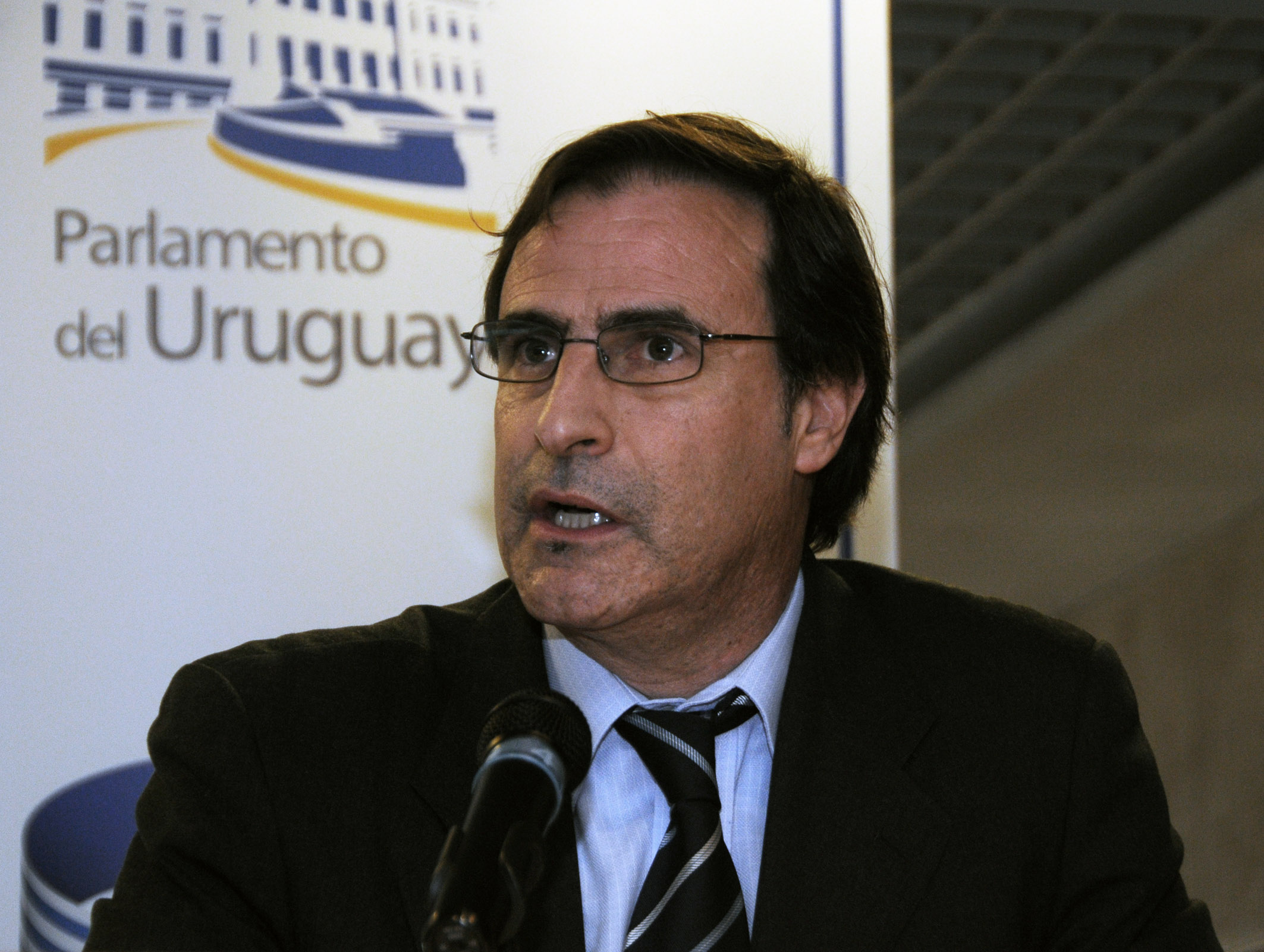 Foto de Álvaro Garcé con un micrófono