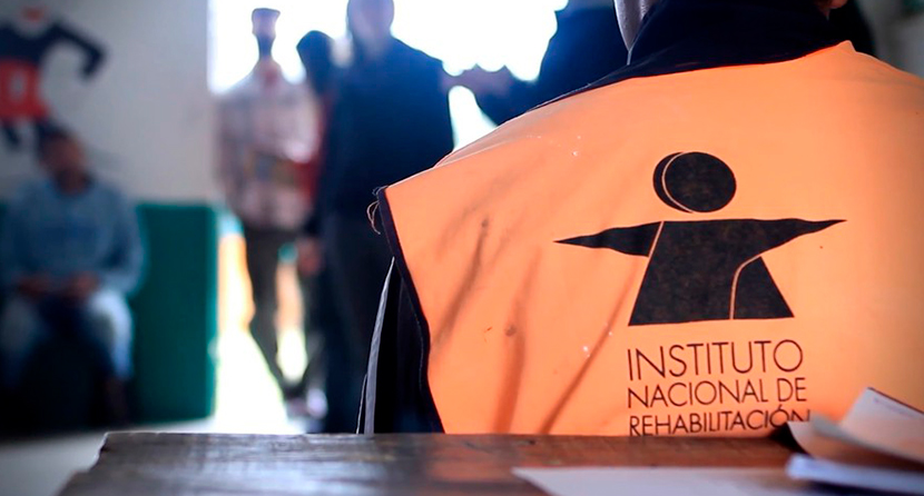 Persona con un chaleco del Instituto Nacional de Rehabilitación