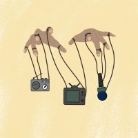 Dos manos agarrando a una radio, una tele y un micrófono como si fueran títeres