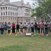 Parte del grupo de mujeres Ex Presas Políticas junto a la piedra fundamental que se puso hace tres años frente al Palacio Legislativo.