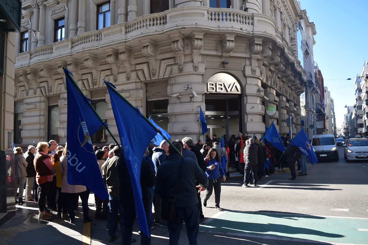 Movilización en el Banco BBVA de la Ciudad Vieja. Foto: AEBU