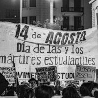 Estudiantes frente a la explanada de la Udelar. Foto: Agustín Sartori.