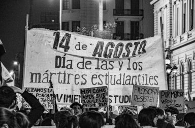 Estudiantes frente a la explanada de la Udelar. Foto: Agustín Sartori.