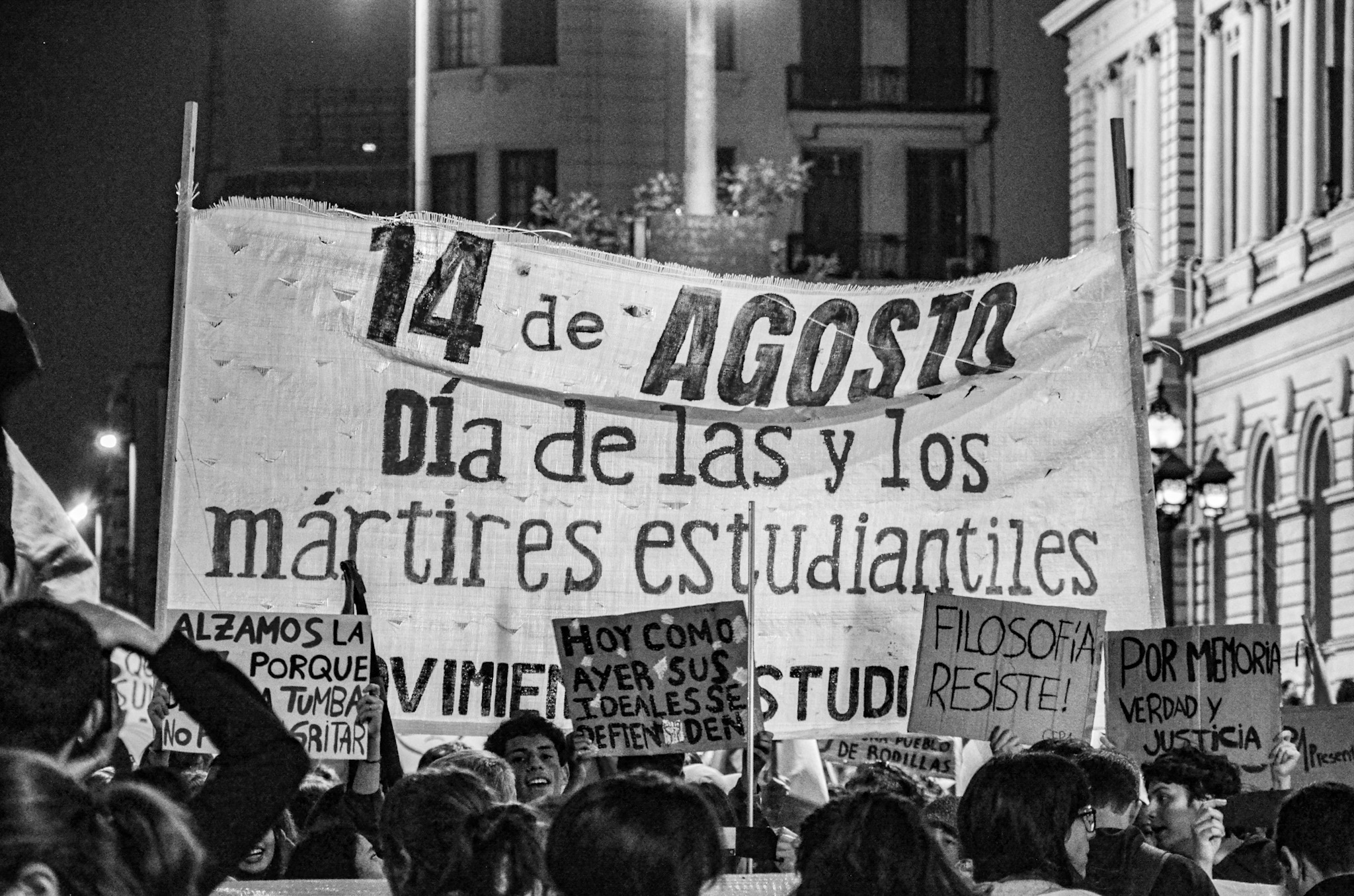 Estudiantes frente a la explanada de la Udelar. Foto: Agustín Sartori.