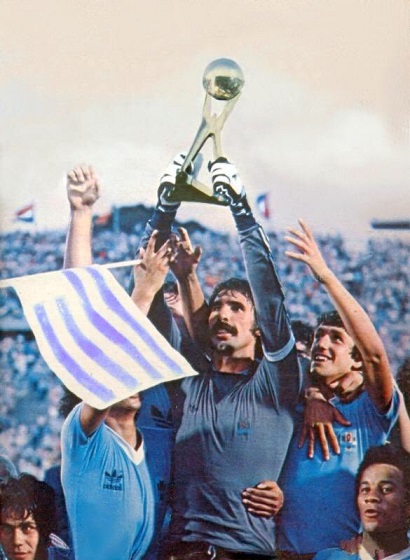 Rodolfo Rodríguez sostiene la copa luego de salir campeones del Mundialito. 1980. Página web oficial de la AUF.