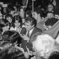 Germán Araújo (c) durante la movilización por la amnistía de los presos políticos. Foto: Agencia Fotográfica Camaratres, Centro de Fotografía de Montevideo (1984)