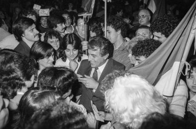 Germán Araújo (c) durante la movilización por la amnistía de los presos políticos. Foto: Agencia Fotográfica Camaratres, Centro de Fotografía de Montevideo (1984)