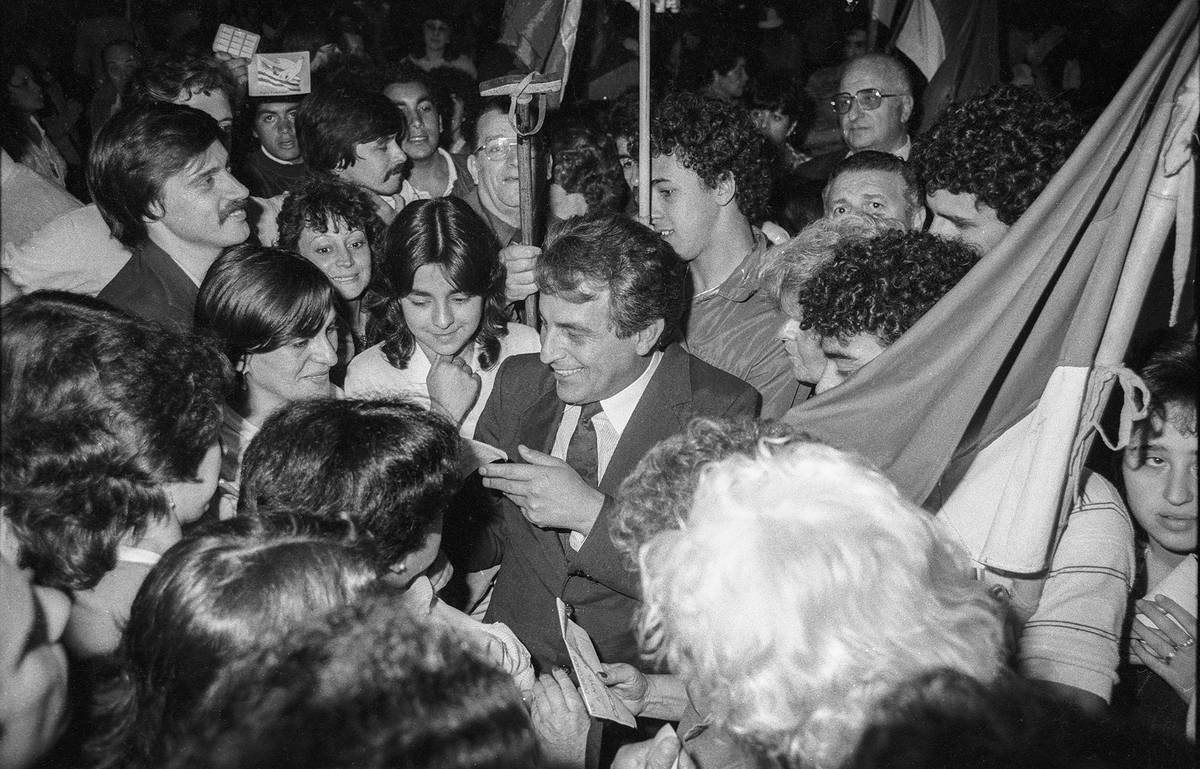 Germán Araújo (c) durante la movilización por la amnistía de los presos políticos. Foto: Agencia Fotográfica Camaratres, Centro de Fotografía de Montevideo (1984)