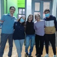 Integrantes de Urubots; Ana Ciappesoni, Candelaria Barón y los hermanos Francisco y Camila Molinelli junto a su coach Agustín Martínez.